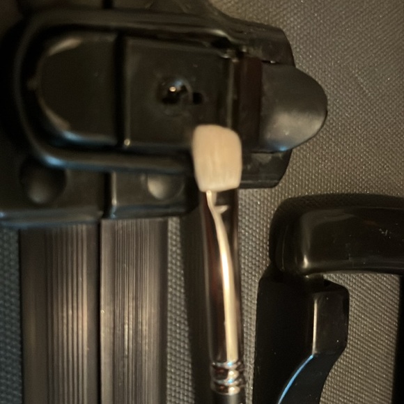 DISCONTINUED MAC brush in 272. - Picture 2 of 3